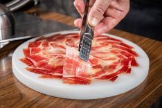 La premontanera de castaña logra una mayor infiltración muscular de oleico en los ejemplares, incidiendo en la calidad del jamón ibérico de bellota. // La Dehesa de Los Monteros