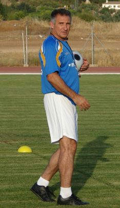 José Carlos Tello, dirigiendo un entrenamiento del C.D. Ronda.  // CharryTV