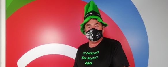 Darwent asegura que regalará sombreros a los clientes que consuman la pinta OHara, que mañana contará con un precio especial. // María José García Darwent asegura que regalará sombreros a los clientes que consuman la pinta OHara, que mañana contará con un precio especial. // María José García
