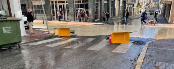 Una intervención en calle Almendra interrumpe el suministro de agua en la zona, Los trabajos que los operarios llevaban a cabo en el acerado han afectado a una de las arterias de fontanería que atraviesa esta vía, aunque el servicio ha sido restablecido, 17 Mar 2021 - 18:16