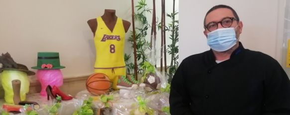 Confitería Daver recrea el torso de Kobe Bryant con 25 kilos de chocolate, El repostero David Verdú, aficionado al baloncesto, ha querido homenajear al jugador de los Lakers que fallecía a los 41 años en 2020 en un accidente de helicóptero, 18 Mar 2021 - 18:23