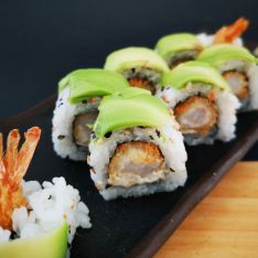 El uramaki con langostino tempurizado es uno de los principales reclamos de la carta de Miyagi Express. // Miyagi Express