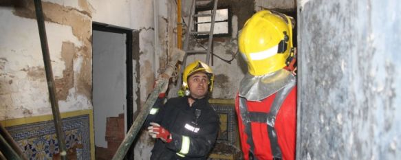 Un misterioso incendio afecta a la Casa del Rey Moro, Todo apunta a que el siniestro pudo ser provocado, ya que el inmueble carecía de uso y no tiene electricidad, 23 Dec 2011 - 23:47