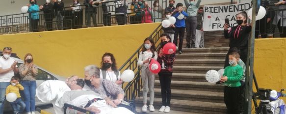 Vuelve a casa tras más de 40 días en la UCI por coronavirus, José Antonio Moreno, de 65 años, ha sido recibido en su barrio con globos y pancartas tras permanecer casi tres meses ingresado en el Hospital Comarcal , 30 Mar 2021 - 18:11