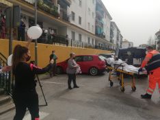 Vecinos graban la salida de José Antonio de la ambulancia mientras exclaman 