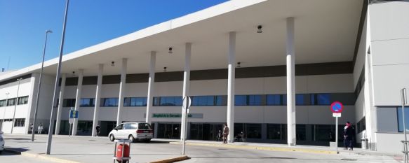 La cifra actual de pacientes con coronavirus en el Hospital Comarcal se eleva a 17, cinco de los cuales se encuentran en la Unidad de Cuidados Intensivos. // María José García