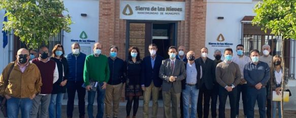 Imagen de los miembros de la junta directiva del GDR Sierra de las Nieves y Serranía de Ronda que han mantenido un encuentro esta mañana. // Grupo de Desarrollo Rural