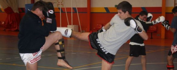 Muay thai para alejar a los jóvenes rondeños de la calle, La asociación Lum King K.O. organizó una jornada para fomentar la práctica de este deporte entre jóvenes de los talleres ocupacionales del OALFPE, 26 Dec 2011 - 08:49