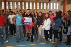 Los jóvenes de los talleres ocupacionales del OALFPE no perdieron la ocasión de fotografiarse con el campeón nacional, Carlos de Celis. // CharryTV