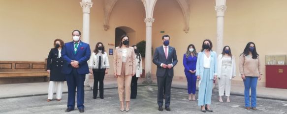 Foto de familia momentos previos al inicio del acto conmemorativo del Día Internacional del Pueblo Gitano. // Paloma González