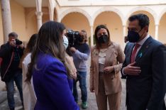 Moreno saluda a María Becerra, estudiante de la Escuela de Enfermería de Ronda, a su llegada al Convento de Santo Domingo. // Junta de Andalucía