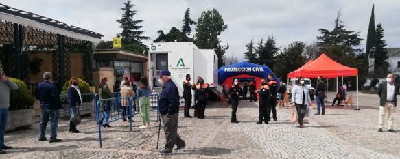 La incidencia acumulada pasa en Ronda de 115 a 127 casos por cada 100.000 habitantes, Este viernes 400 vecinos de Ronda de entre 60 y 65 años de edad reciben la primera dosis de la vacuna Astra Zeneca, que se administra en el Paseo de Blas Infante, 09 Apr 2021 - 13:29