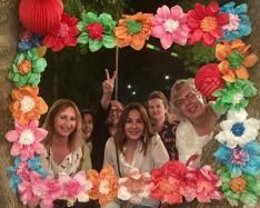 Cuando en 2018 Julie Wilkinson se convirtió en vecina de la Estación de Cortes acudió a una fiesta hawaiana junto al Río Guadiaro. // Julie Wilkinson