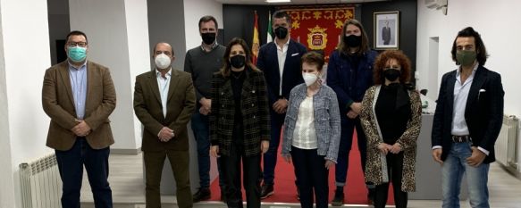 La alcaldesa y el delegado de Comercio, junto a los galardonados // Ayuntamiento de Ronda