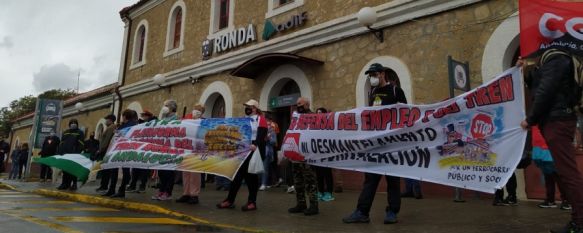 Medio centenar de vecinos de la Serranía secundan la manifestación por el tren rural, Los participantes recorrieron a pie la distancia entre las estaciones de Arriate y Ronda para reclamar la mejora de este medio como freno a la despoblación, 26 Apr 2021 - 13:28