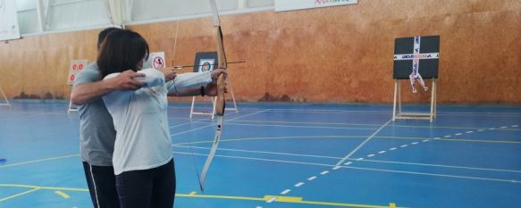 Una de las participantes del taller durante el acto de presentación en el polideportivo “Cristóbal Guerrero” de la Dehesa, donde se impartirán las clases.  // CharryTV