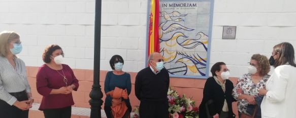 El Ayuntamiento homenajea a los rondeños asesinados en Mauthausen, El acto ha contado con una ofrenda floral para los familiares de los paisanos que murieron durante el Holocausto, y se ha descubierto un mosaico para el recuerdo, 05 May 2021 - 19:11