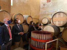 Tras su visita al Consistorio, Crespo ha visitado la Bodega de los Descalzos Viejos junto a varios miembros de la Corporación Municipal. // Ayuntamiento de Ronda