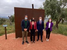 Tras su comparecencia en el Ayuntamiento de Ronda, el consejero ha visitado las instalaciones de LA Organic junto a la alcaldesa de Ronda y a la delegada del gobierno andaluz en Málaga. // Ayuntamiento de Ronda