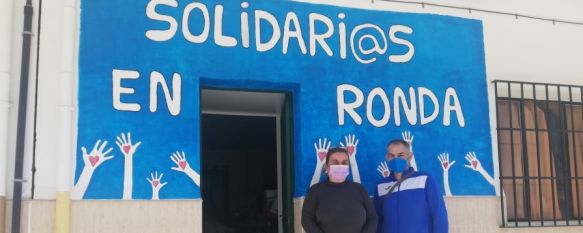 Pepi Guerrero, presidenta de la asociación, y Juan Carrasco, vicepresidente, en la puerta de la sede, situada en la calle Giner de los Ríos.  // CharryTV