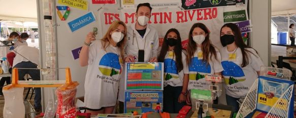 Unos 30 alumnos del Martín Rivero participan en la XXIII Feria de Ciencias en Granada, Los estudiantes de 1º de ESO expusieron sus trabajos de investigación desarrollados a partir de juguetes antiguos en el marco del proyecto “Labora-TOYS