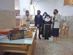 El diputado de Cultura Victor Manuel González, la alcaldesa de Ronda, María de la Paz Fernández y la delegada de Cultura, Alicia López, han acudido al acto de presentación. // Ayuntamiento de Ronda