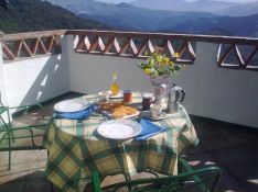 Terraza exterior de la casa rural Los Olivos, situada en Benalauría. // CharryTV