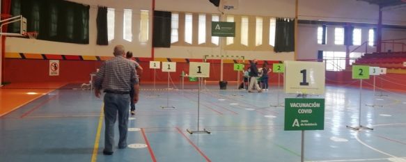 El personal sanitario continúa esta semana administrando vacunas contra el COVID-19 desde el Polideportivo El Fuerte. // María José García