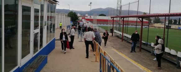 La vacunación para mayores de 50 años continúa en los pabellones del Polideportivo El Fuerte. // María José García