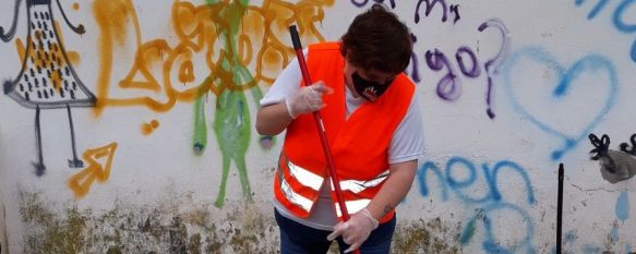 Los miembros de Asprodisis mantienen limpio el entorno de su sede, Un grupo de personas con discapacidad ubican ceniceros y papeleras en la Carretera de El Burgo e instan al civismo de los vecinos de la ciudad, 28 May 2021 - 11:46