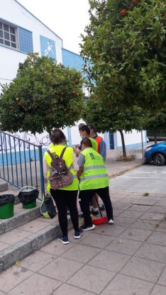 Los miembros de la fundación apelan al civismo de los rondeños para no ensuciar zonas de la ciudad como la Carretera El Burgo. // Asprodisis