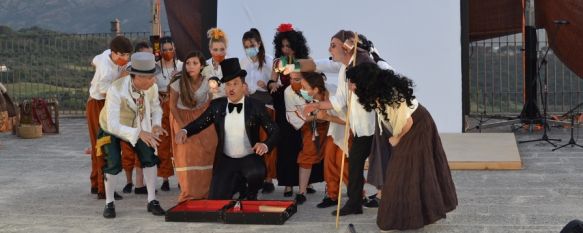 El acto implicó la participación de más de 50 artistas, músicos y bailaores en torno a la fiesta de Ronda Romántica. // Ayuntamiento de Ronda