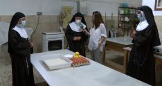 Sor Patrocinio, Sor Loreto y Sor María muestran algunos de los ingredientes del mostachón en el obrador del convento // CharryTV