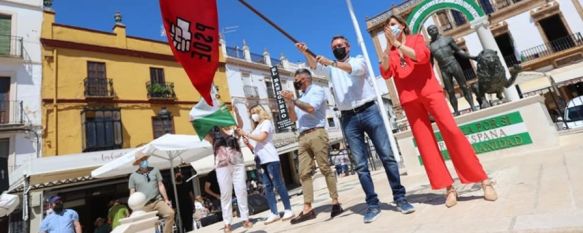 El candidato a las primarias del PSOE andaluz intervino durante un acto con la militancia que se desarrolló en la Plaza del Socorro. // Cádiz con Juan Espadas