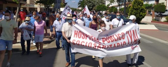 Decenas de vecinos se echaron a la calle para reclamar la construcción de un centro para pacientes crónicos con una gestión pública. // CharryTV