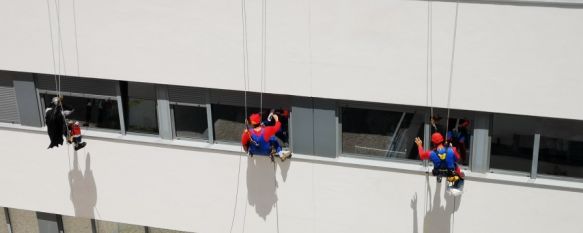 La colaboración de los profesionales de la empresa encargada de la limpieza ha permitido a los menores ingresados saludar a sus superhéroes favoritos. // Área Sanitaria de la Serranía de Ronda