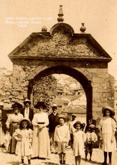 Protestantes de Ronda frente al Arco de Felipe V en 1909 // Mamen Teston