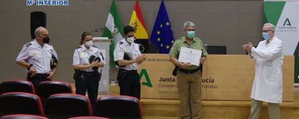 Con este gesto, la Policía pretende visibilizar el trabajo desempeñado por el personal de seguridad privada encaminado a proteger a los profesionales sanitarios. // Área Sanitaria de la Serranía de Ronda