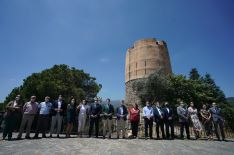 Alcaldes de los 14 municipios de la zona protegida han mantenido un encuentro con el presidente de la Junta en el Ayuntamiento de Yunquera. // Junta de Andalucía