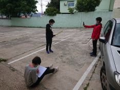 Alumnos de 1º y 3º de ESO han analizado los niveles de audición que permite cada tipo de mascarilla. // Marcos Naz