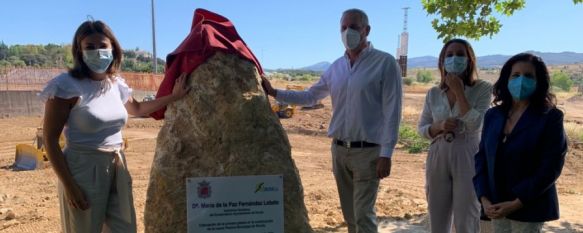 La alcaldesa y varios concejales han ubicado una cápsula del tiempo junto a un monolito que recuerda la ubicación de la primera piedra. // Ayuntamiento de Ronda