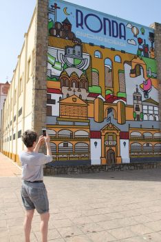 La neerlandesa Monique Lagendijk ha presenciado todo el proceso de creación del mural junto a su marido. // María José García