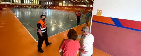 Estos días vecinos de la comarca de diversos grupos etarios acuden al Polideportivo El Fuerte para recibir la vacuna contra el COVID-19. // Protección Civil Ronda