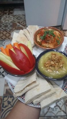 Combinado de hummus con bissara, acompañado de hortalizas. // Al Zahrá