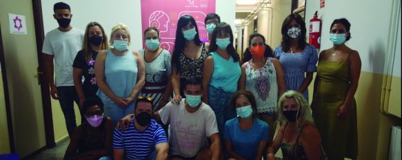 Los alumnos posan junto a la orientadora y una de las profesoras del curso en el pasillo de la Casa de la Cultura, donde se están impartiendo las clases teóricas. // Juan Velasco