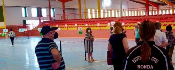 El Polideportivo El Fuerte acoge vacunaciones sin cita en vecinos a partir de 40 años, un grupo que se ampliará la próxima semana con la llegada de nuevas dosis, mientras que los menores de 40 pueden vacunarse con cita previa. // Protección Civil Ronda