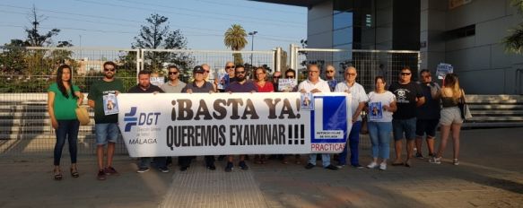 Profesores y responsables de autoescuelas de toda la provincia se concentraron frente a la Jefatura de Tráfico en Málaga hace dos años para exigir la contratación de más examinadores. // Luis Almagro