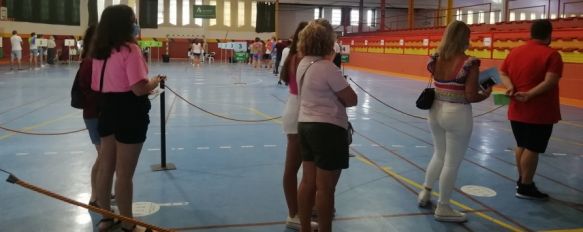 El Polideportivo El Fuerte acoge vacunaciones en vecinos a partir de 12 años con cita previa. // María José García