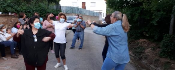 Mujeres de La Cimada ensayan las sevillanas antes de la grabación.  // Auxiliadora Pinzón