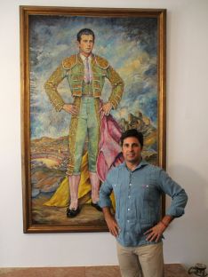 Francisco Rivera, posando ante una pintura de su abuelo // Paloma González